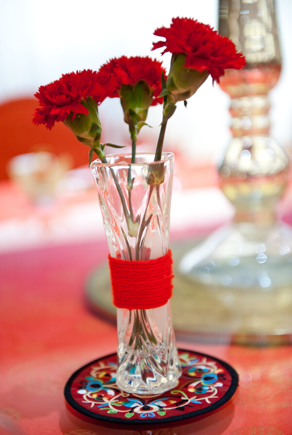 红色康乃馨花瓶图片