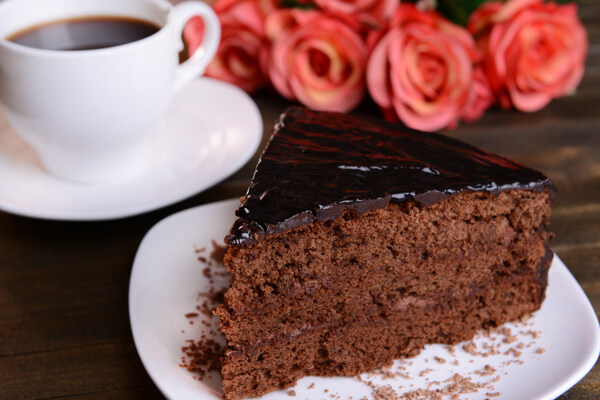 巧克力蛋糕与玫瑰花朵背景图片