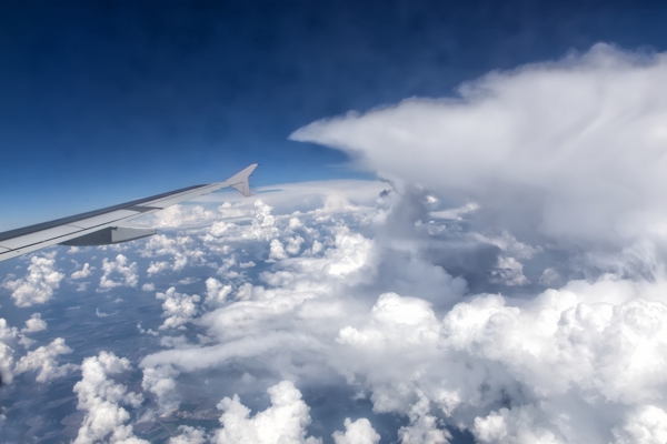 飞机飞过的云海图片