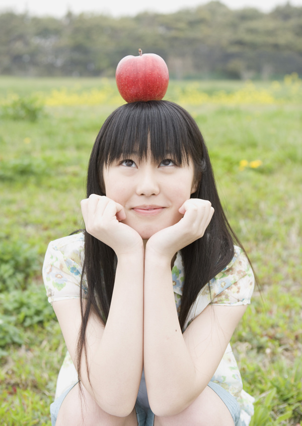 头顶苹果的可爱女孩图片