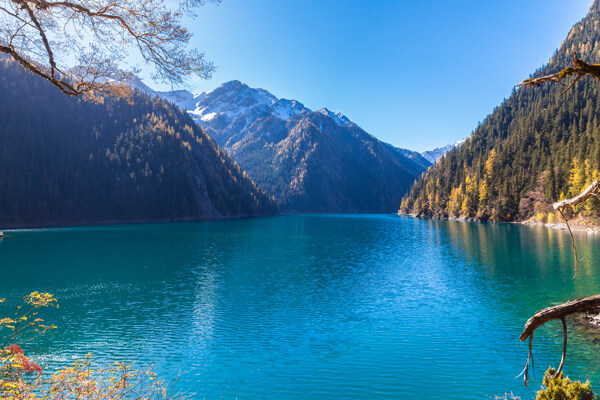 美丽湖面风景摄影图片