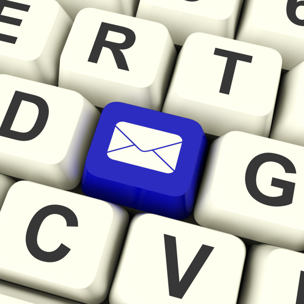 发送电子邮件或接触的人在蓝色的信封电脑钥匙