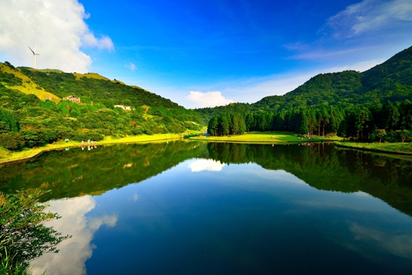 美丽的绿色山水风景图片