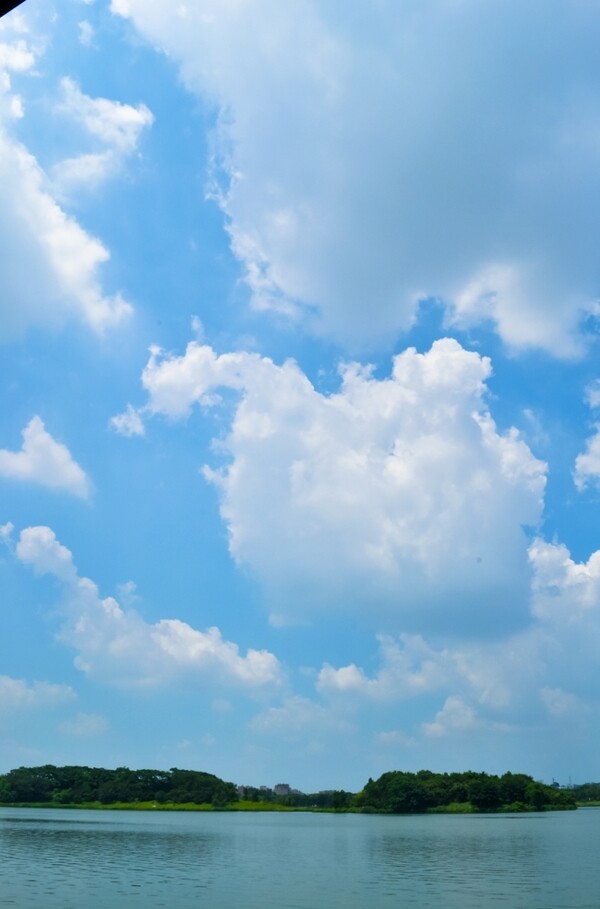 蓝天白云湖水图片