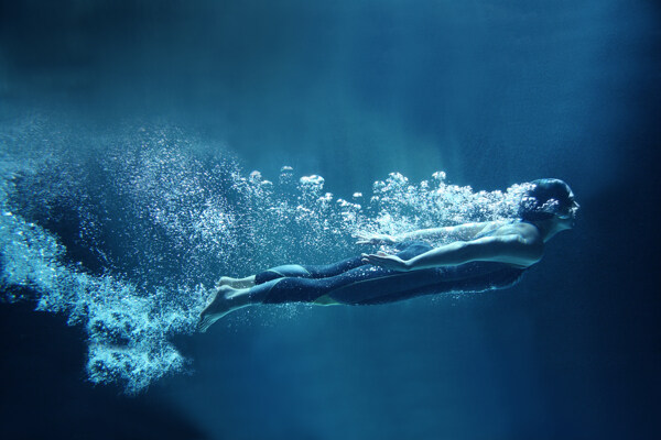 练习潜水的运动员图片