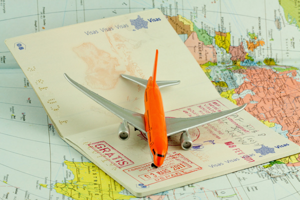 地图上的飞机与护照