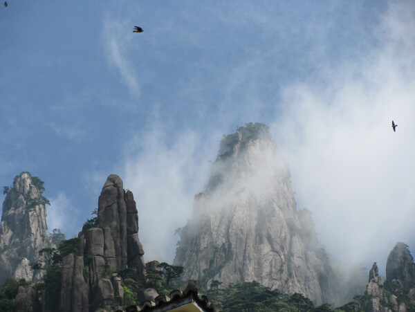 山峦雾绕图片