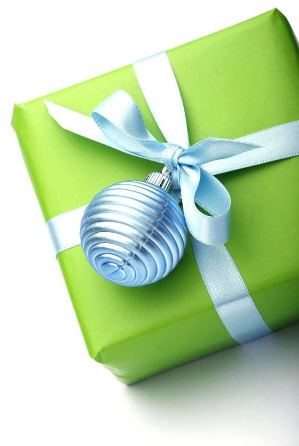 圣诞球与绿色礼物图片