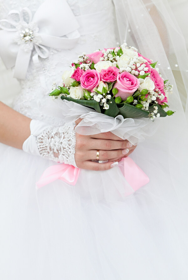 拿着捧花的新娘的手图片