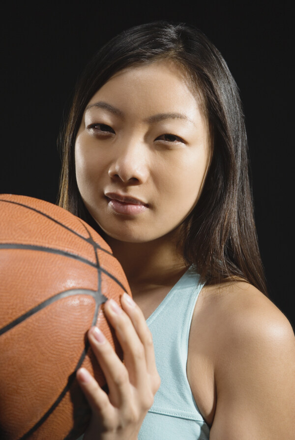 手拿篮球的女运动员图片