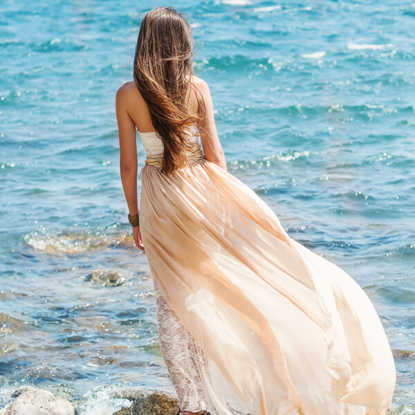 站在海边的长裙美女背部图片