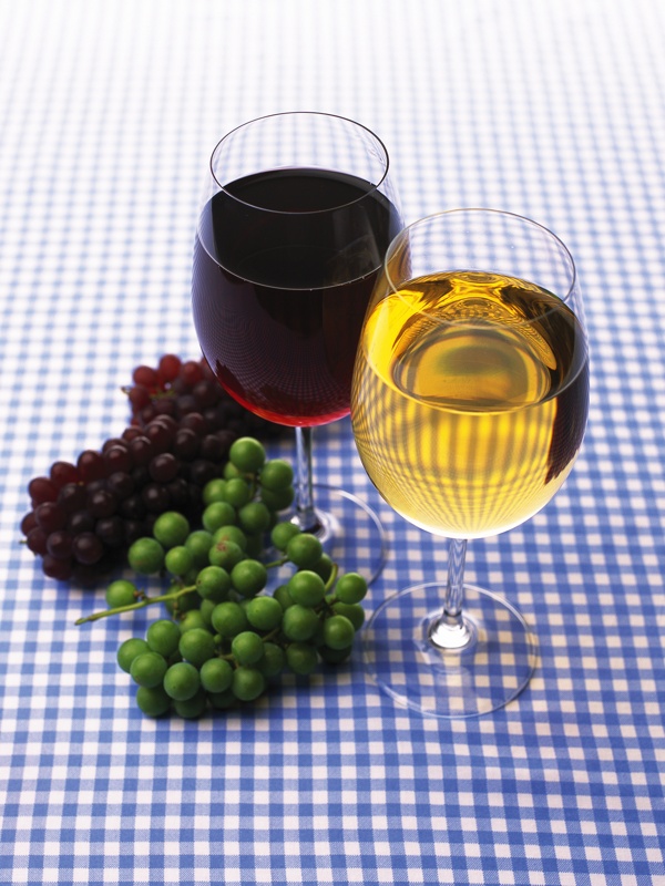 餐桌上的葡萄与洋酒特写图片