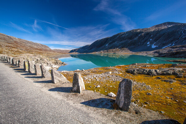 湖泊与公路风景