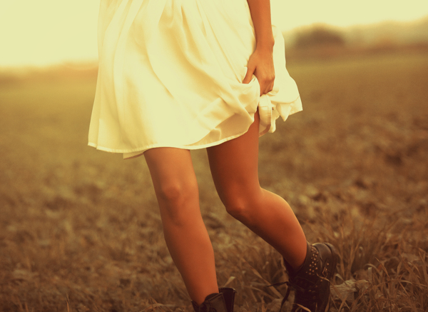 草地上穿白色裙子的美女图片
