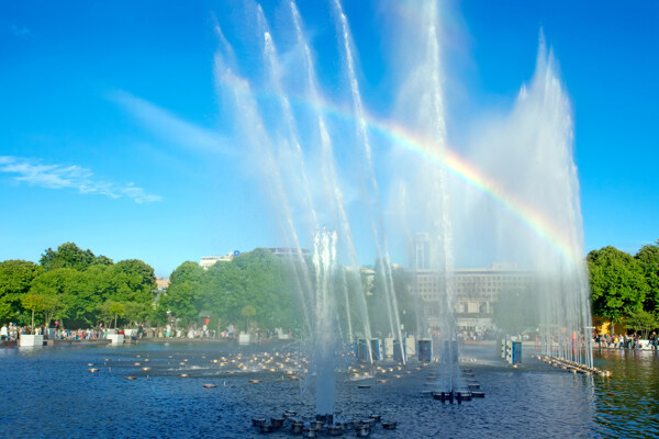 喷泉与彩虹景色图片