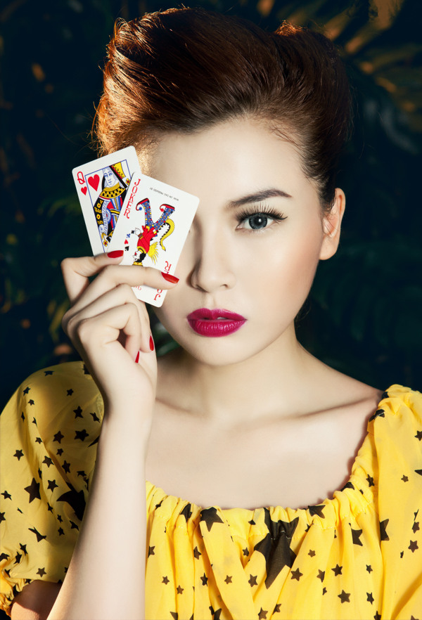 玩扑克的美女图片