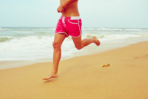 海边跑步男子图片