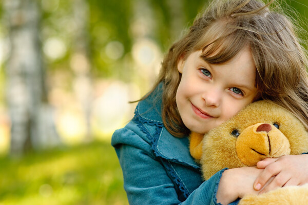 清纯可爱的小女孩与玩具小熊图片
