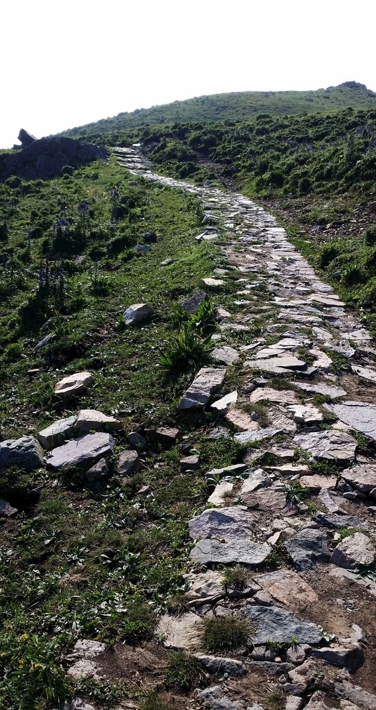 北京灵山上的石路