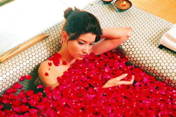 洗花瓣浴的女人图片