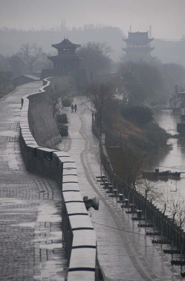 赣州城墙雨景图片