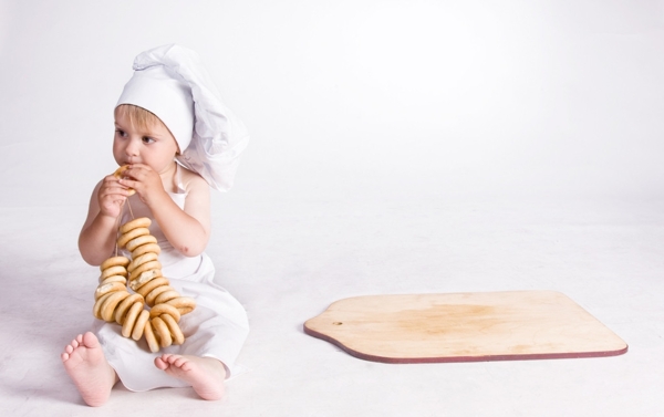 吃面包圈的婴儿宝宝小厨师图片