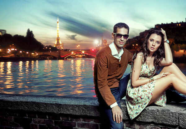巴黎夜景与恩爱的夫妻图片