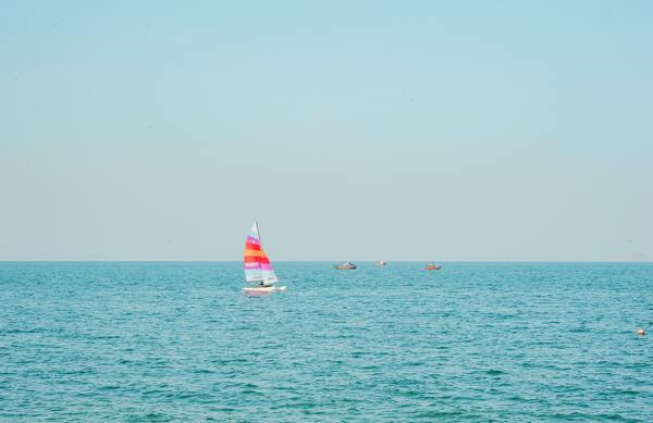 蓝色大海中的彩色帆船
