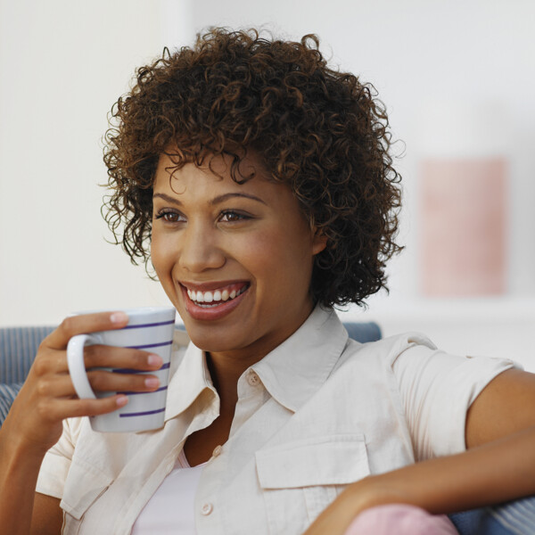 喝咖啡的黑人女性图片