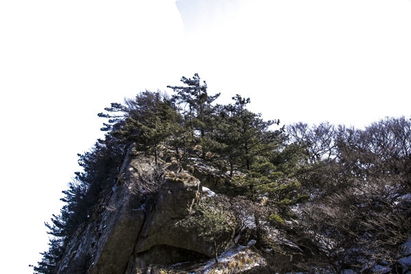 高耸于云陡峭的大山