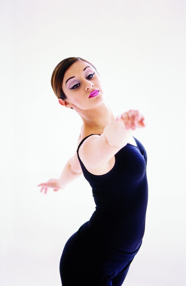 优美舞姿的女性芭蕾舞蹈演员图片