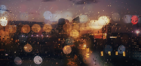 夜晚窗上的朦胧雨滴