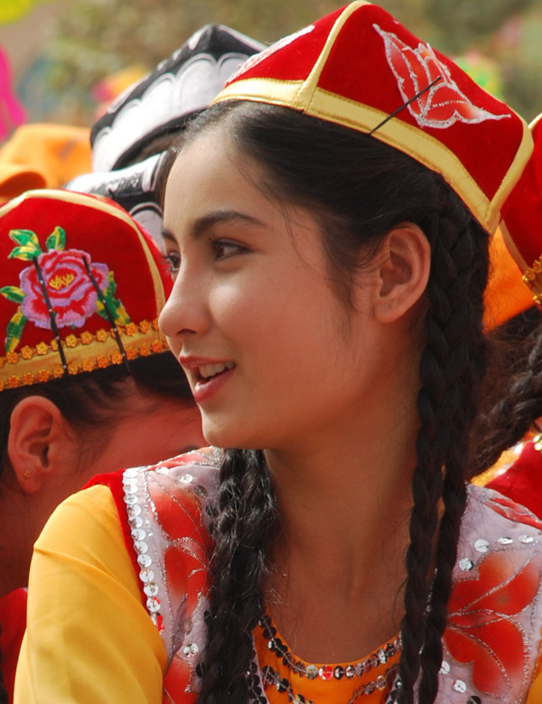 倾情一笑的新疆维族少女图片