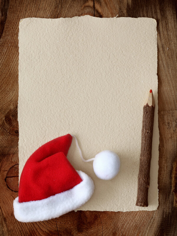 圣诞帽子与木头笔图片