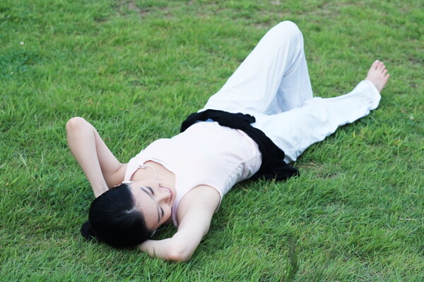 躺在草地上休息的女孩图片图片