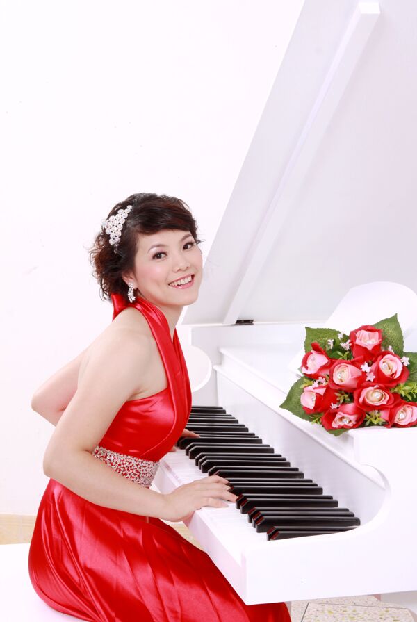 美女红色无袖晚装婚礼服钢琴图片
