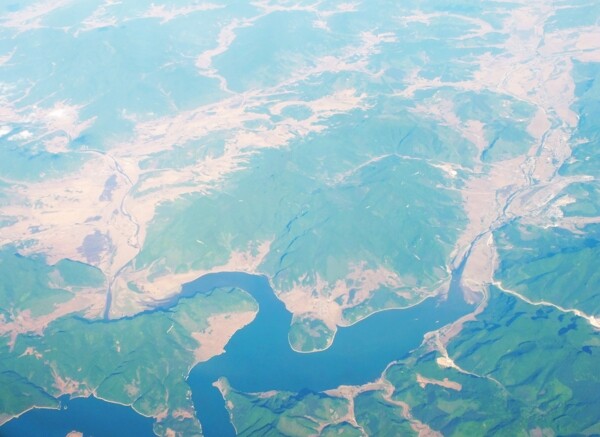 航拍的山川河流图片