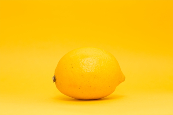 黄色背景柠檬