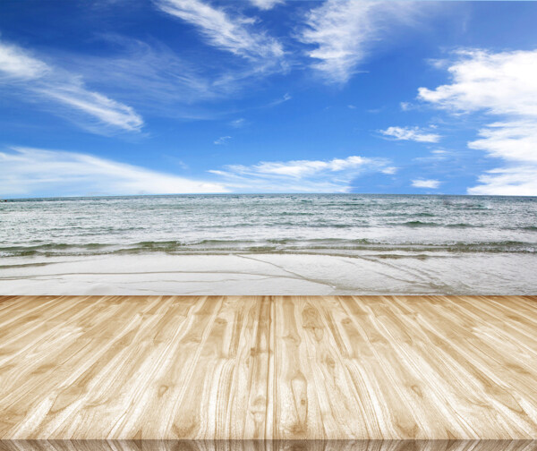 海滩上的木板图片