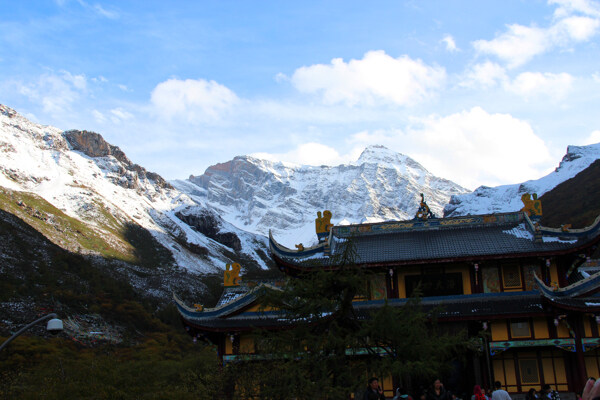 雪山古建筑风景