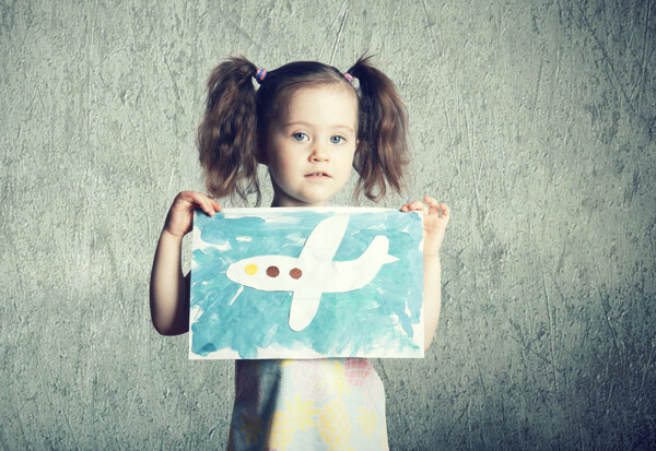 展示飞机画的小女孩图片