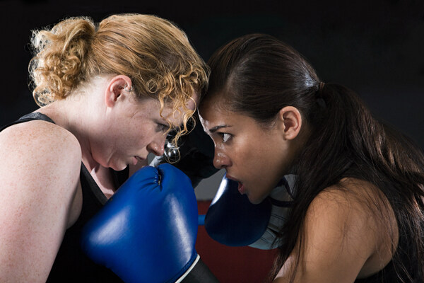 互相对视的女拳击手图片图片