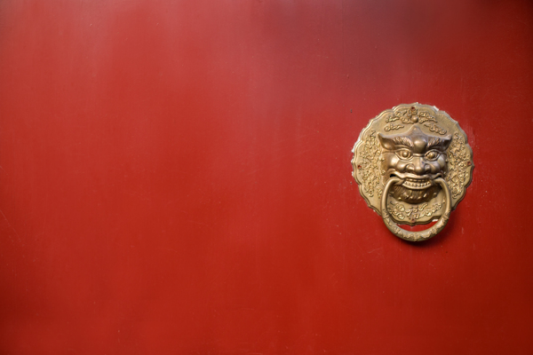 古建筑的红色大门铜环