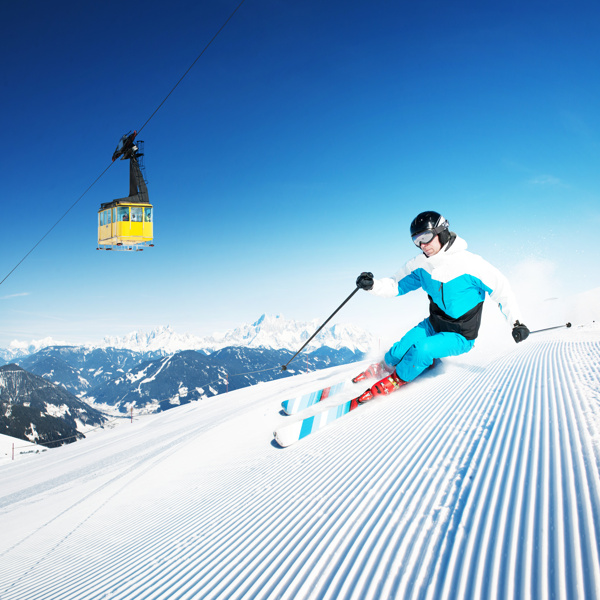 缆车与滑雪运动员