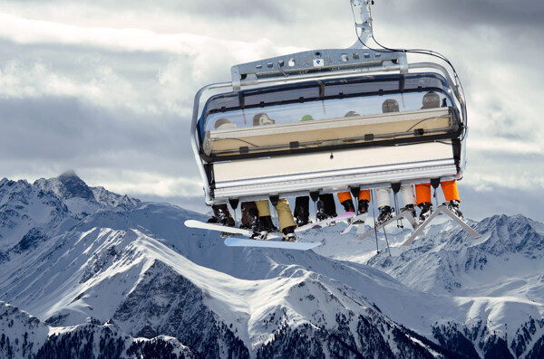 滑雪升降机与雪山风景图片