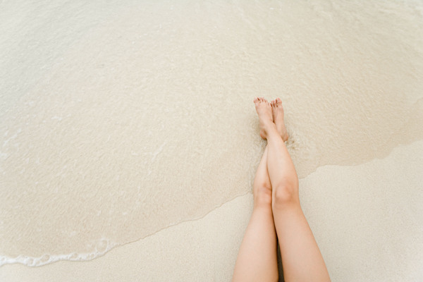 海边沙滩上美女腿部特写图片