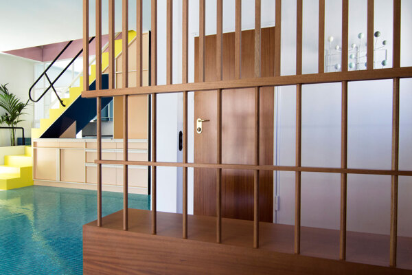现代清雅客厅木制架子隔断室内装修效果图