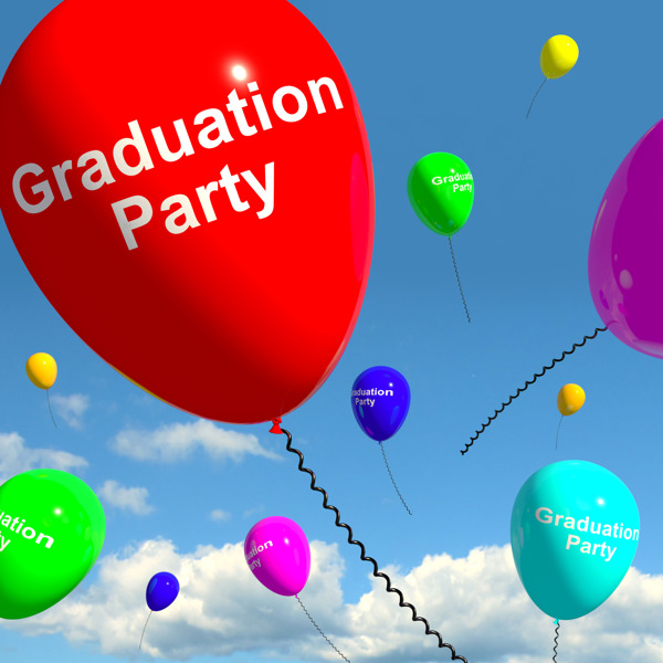 学院或大学毕业的气球显示学校毕业
