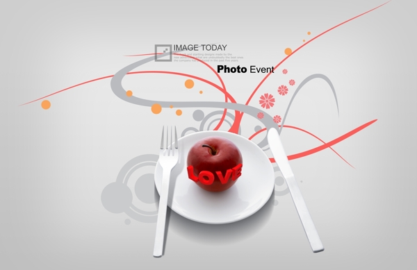 盘子内的刀叉和红苹果