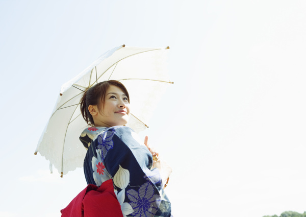 手拿太阳伞的日本美女图片